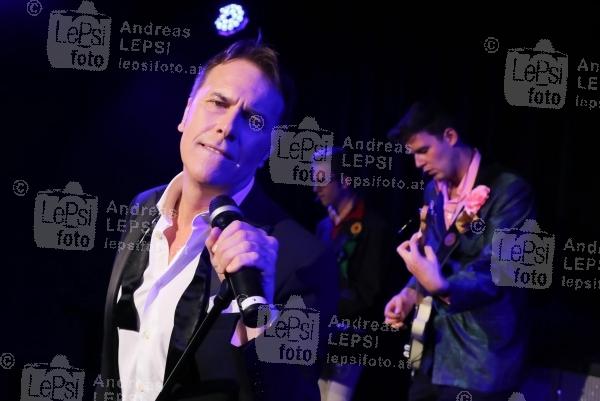 ALEXANDER M. HELMER - Bel Ami 25.10.2016 | Wiener Metropol | Premiere d neuen Revue | PR SCHWAIGER MUSIC MANAGEMENT<br>im Bild:<br>Alexander M. Helmer u. Band -live a d Bühne