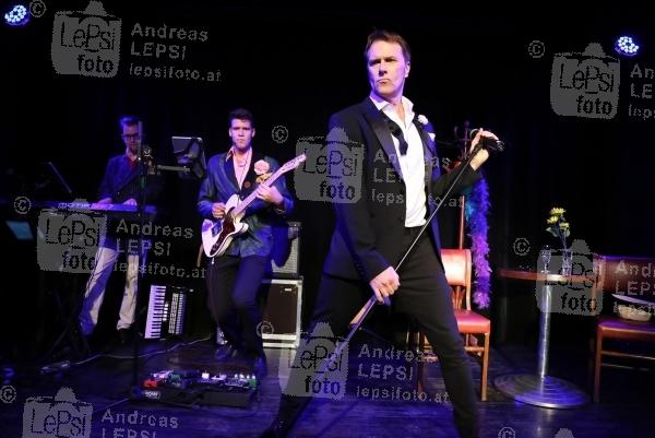 ALEXANDER M. HELMER - Bel Ami 25.10.2016 | Wiener Metropol | Premiere d neuen Revue | PR SCHWAIGER MUSIC MANAGEMENT<br>im Bild:<br>Alexander M. Helmer u. Band -live a d Bühne