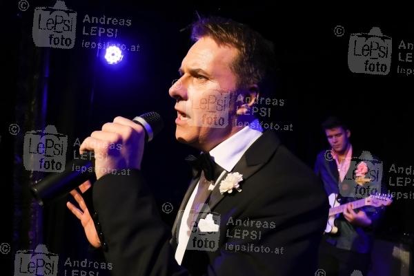 ALEXANDER M. HELMER - Bel Ami 25.10.2016 | Wiener Metropol | Premiere d neuen Revue | PR SCHWAIGER MUSIC MANAGEMENT<br>im Bild:<br>Alexander M. Helmer u. Band -live a d Bühne
