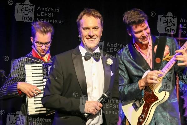 ALEXANDER M. HELMER - Bel Ami 25.10.2016 | Wiener Metropol | Premiere d neuen Revue | PR SCHWAIGER MUSIC MANAGEMENT<br>im Bild:<br>Alexander M. Helmer u. Band