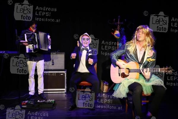 ALEXANDER M. HELMER - Bel Ami 25.10.2016 | Wiener Metropol | Premiere d neuen Revue | PR SCHWAIGER MUSIC MANAGEMENT<br>im Bild:<br>Alexander M. Helmer u. Band -live a d Bühne