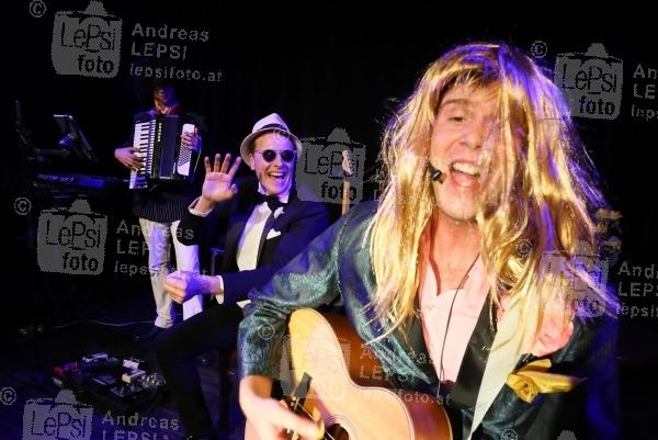 ALEXANDER M. HELMER - Bel Ami 25.10.2016 | Wiener Metropol | Premiere d neuen Revue | PR SCHWAIGER MUSIC MANAGEMENT<br>im Bild:<br>Alexander M. Helmer u. Band -live a d Bühne
