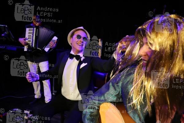 ALEXANDER M. HELMER - Bel Ami 25.10.2016 | Wiener Metropol | Premiere d neuen Revue | PR SCHWAIGER MUSIC MANAGEMENT<br>im Bild:<br>Alexander M. Helmer u. Band -live a d Bühne