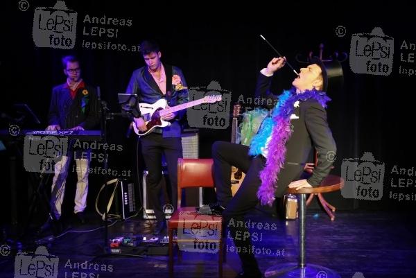 ALEXANDER M. HELMER - Bel Ami 25.10.2016 | Wiener Metropol | Premiere d neuen Revue | PR SCHWAIGER MUSIC MANAGEMENT<br>im Bild:<br>Alexander M. Helmer u. Band -live a d Bühne