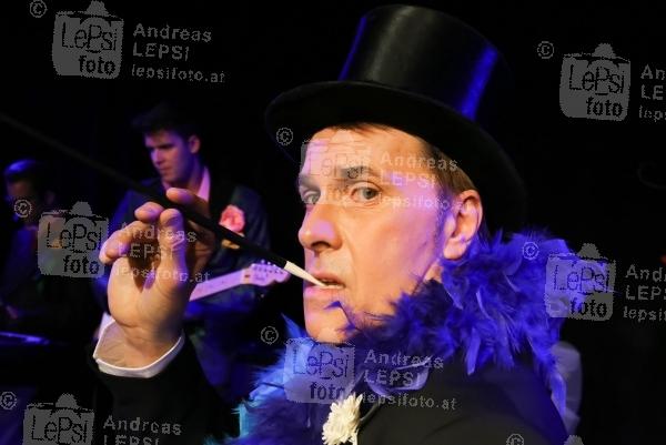 ALEXANDER M. HELMER - Bel Ami 25.10.2016 | Wiener Metropol | Premiere d neuen Revue | PR SCHWAIGER MUSIC MANAGEMENT<br>im Bild:<br>Alexander M. Helmer u. Band -live a d Bühne