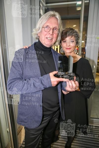Österreichischer Kabarettpreis 2016 08.11.2016 |  Wiener Urania |  Verleihungsgala<br>im Bild:<br> Gerhard Haderer – Sonderpreis 2016 -mit Laudatorin Katharina Stemberger