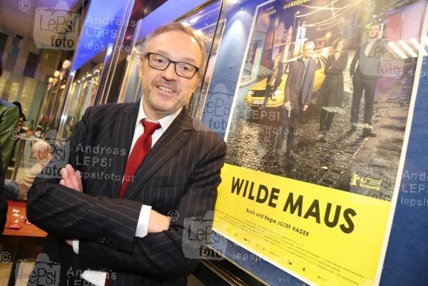 16.02.2017 |  Gartenbaukino |  Josef Haders Regiedeb&uuml;t feiert Wien-Premiere<br>im Bild:<br> Josef Hader -mit Film-Plakat-Promo