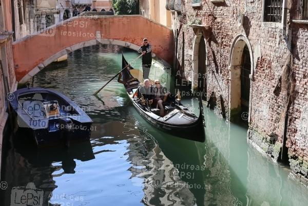 25.02.2017 |  Venedig/Italien |  eine lange venezianische Tradition <br>im Bild:<br> Kanal, Gasse, Gondel
