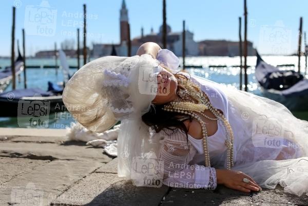25.02.2017 |  Venedig/Italien |  eine lange venezianische Tradition <br>im Bild:<br> Piazzetta San Marco, Venezianische Masken, Element Wei&szlig; in T&uuml;ll