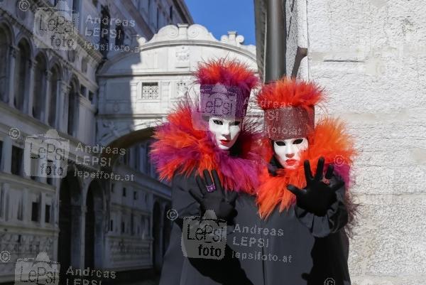 25.02.2017 |  Venedig/Italien |  eine lange venezianische Tradition <br>im Bild:<br> Seufzerbr&uuml;cke - Ponte dei Sospiri, Venezianische Masken, Element Fantasy, Clownerie
