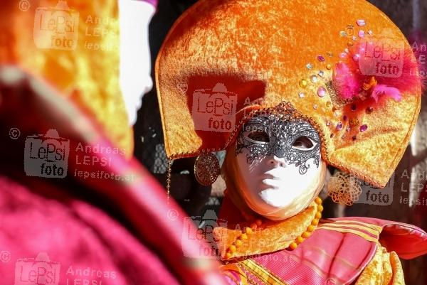 25.02.2017 |  Venedig/Italien |  eine lange venezianische Tradition <br>im Bild:<br> Venezianische Masken vor Hotel Daneli -werden fotografiert