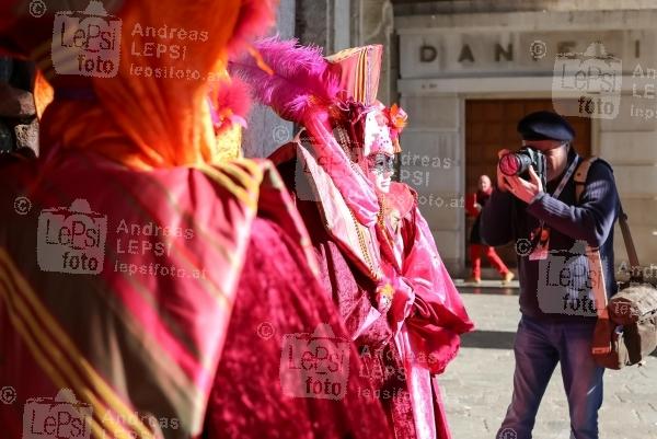 25.02.2017 |  Venedig/Italien |  eine lange venezianische Tradition <br>im Bild:<br> Venezianische Masken vor Hotel Daneli -werden fotografiert