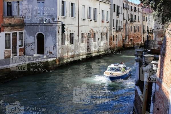 25.02.2017 |  Venedig/Italien |  eine lange venezianische Tradition <br>im Bild:<br> Kanal - Canal, Gasse, Polizei - Police im Einsatz