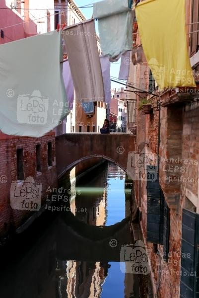 25.02.2017 |  Venedig/Italien |  eine lange venezianische Tradition <br>im Bild:<br> Kanal - Canal, Gasse, Stimmung, Licht