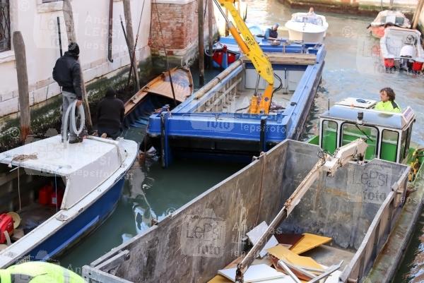 25.02.2017 |   Venedig/Italien | eine lange venezianische Tradition
<br>im Bild:<br>
Kanal - Canal, Gasse, Bergung eines Boots - mittels Boots-Kran, Schiffsverkehr
