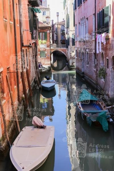 25.02.2017 |  Venedig |  eine lange venezianische Tradition <br>im Bild:<br> Kanal - Canal, Gasse, Stimmung, Licht