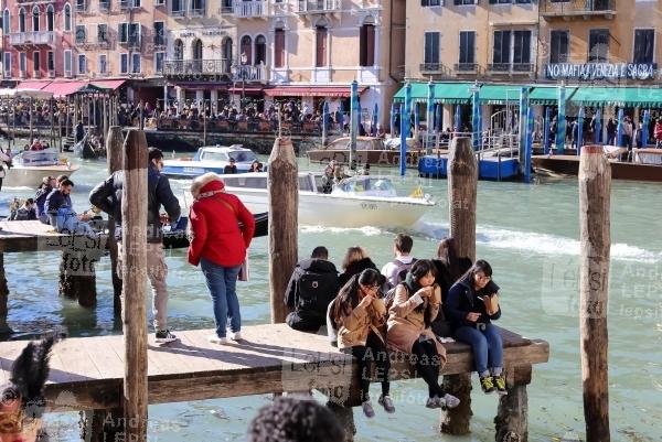 25.02.2017 |  Venedig/Italien |  eine lange venezianische Tradition <br>im Bild:<br> Treiben an der Rialtobr&uuml;cke - Ponte di Rialto