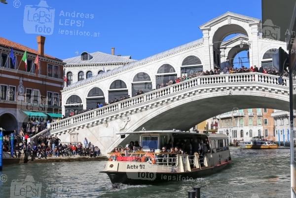 25.02.2017 |  Venedig/Italien |  eine lange venezianische Tradition <br>im Bild:<br> Treiben an der Rialtobr&uuml;cke - Ponte di Rialto