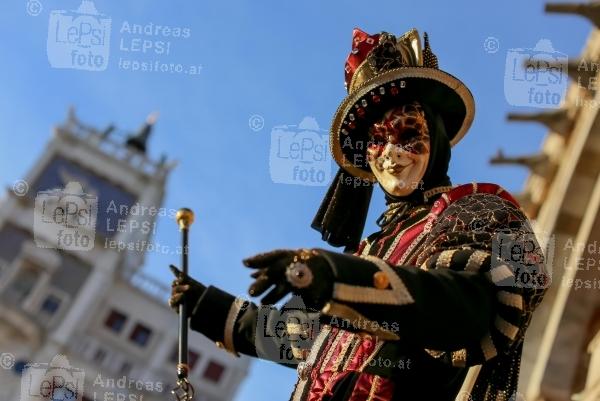 25.02.2017 |  Venedig/Italien |  eine lange venezianische Tradition <br>im Bild:<br> Markusplatz - San Marco,  Venezianische Masken vor Markuskirche - Basilica di San Marco