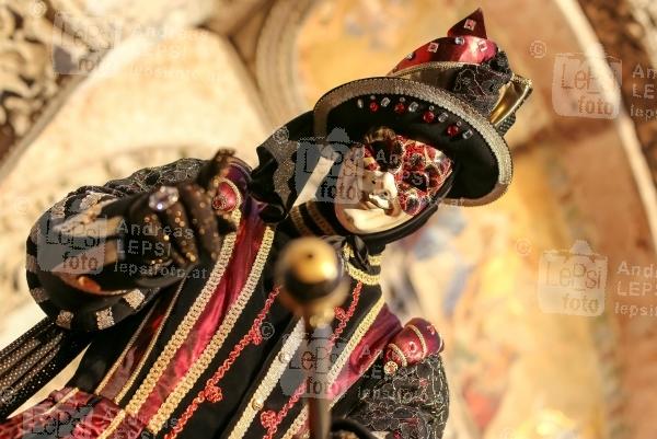 25.02.2017 |  Venedig/Italien |  eine lange venezianische Tradition <br>im Bild:<br> Markusplatz - San Marco,  Venezianische Masken vor Markuskirche - Basilica di San Marco