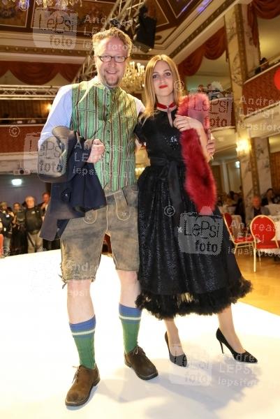 03.04.2017 |  Parkhotel Schönbrunn | gro&szlig;e Mode-Charity in Wien<br>im Bild:<br>Oliver Hoffinger, Melanie Kupfer -a d Laufsteg