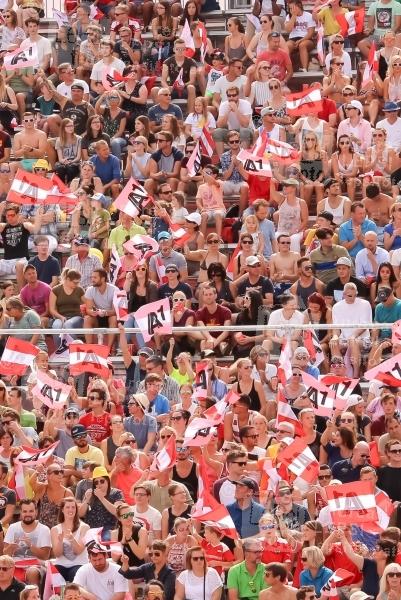 28.7-06.08.2017 |  Wiener Donauinsel |  Eine Sportveranstaltung v. ACTS  <br>im Bild:<br> 28.7.: Stimmung, &Uuml;bersicht im Center Court, Publikum m Fahnen