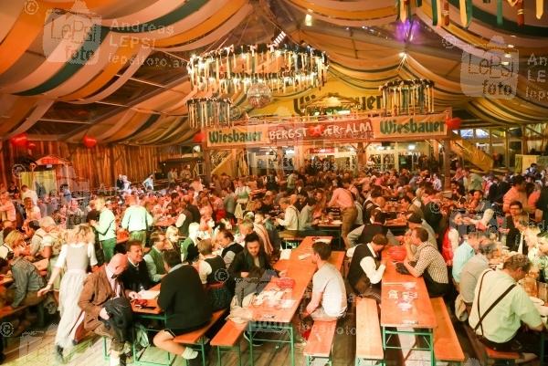 21.09.2017 |  Wiener Prater/Kaiserwiese | Oktoberfest in Wien<br>im Bild:<br>Fest-G&auml;ste, Stimmung, &Uuml;bersicht im Wiesbauer-Zelt
