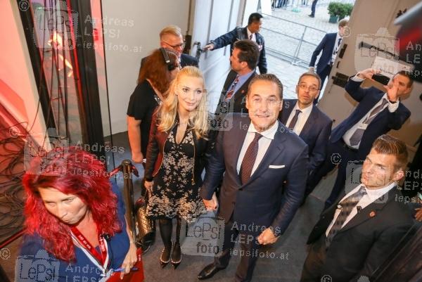 NR.WAHL 2017 - Österreich wählt den Nationalrat 15.10.2017 |  Wiener Hofburg | Nationalratswahl 2017 in Österreich<br>im Bild:<br>Heinz-Christian HC Strache -Spitzenkanditat FPÖ -mit Gattin Philippa Beck