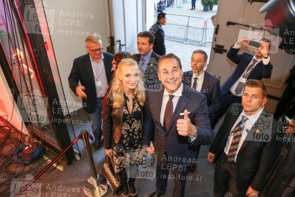 NR.WAHL 2017 - Österreich wählt den Nationalrat 15.10.2017 |  Wiener Hofburg | Nationalratswahl 2017 in Österreich<br>im Bild:<br>Heinz-Christian HC Strache -Spitzenkanditat FPÖ -mit Gattin Philippa Beck