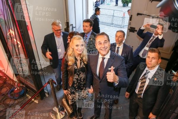 15.10.2017 |  Wiener Hofburg | Nationalratswahl 2017 in &Ouml;sterreich<br>im Bild:<br>Heinz-Christian HC Strache -Spitzenkanditat FP&Ouml; -mit Gattin Philippa Beck