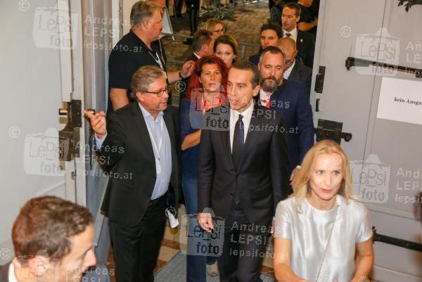 NR.WAHL 2017 - Österreich wählt den Nationalrat 15.10.2017 |  Wiener Hofburg | Nationalratswahl 2017 in Österreich<br>im Bild:<br>Christian Kern -Spitzenkanditat SPÖ, mit Gattin Eveline Steinberger-Kern