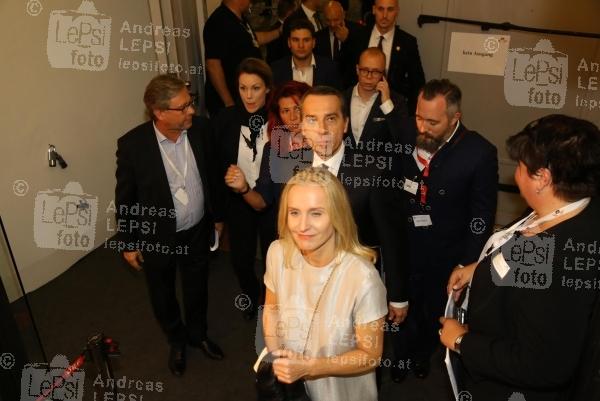 NR.WAHL 2017 - Österreich wählt den Nationalrat 15.10.2017 |  Wiener Hofburg | Nationalratswahl 2017 in Österreich<br>im Bild:<br>Christian Kern -Spitzenkanditat SPÖ, mit Gattin Eveline Steinberger-Kern