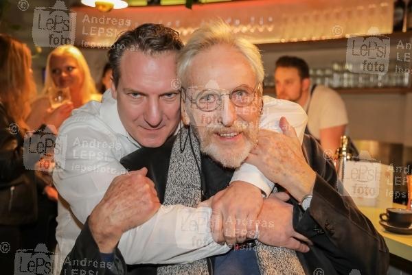 Österreichischer Kabarettpreis – 2017 20.11.2017 |  Wiener Urania | Verleihungs-Gala<br>im Bild:<br>Robert Palfrader, Kamera-Legende Walter Kindler