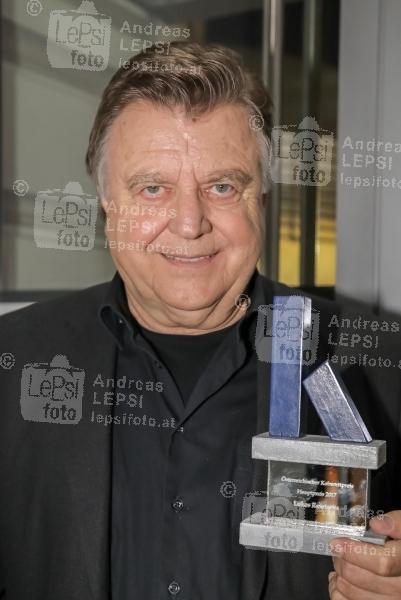 Österreichischer Kabarettpreis – 2017 20.11.2017 |  Wiener Urania | Verleihungs-Gala<br>im Bild:<br>Lukas Resetarits -mit d. Hauptpreis