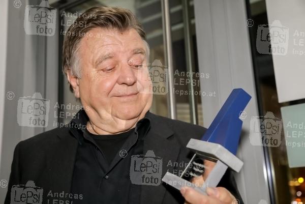 Österreichischer Kabarettpreis – 2017 20.11.2017 |  Wiener Urania | Verleihungs-Gala<br>im Bild:<br>Lukas Resetarits -mit d. Hauptpreis