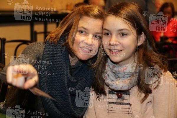 BE QUADRAT - Doppelt hält besser 01.03.2018 |  Wiener Metropol |  Premiere im Metropoldi<br>im Bild:<br>   Caroline Vasicek -mit Tochter Marvie