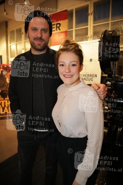 ZWEI HERREN IM ANZUG – Film Premiere 27.03.2018 | Votiv Kino | eine Familiensaga von Josef Bierbichler<br>im Bild:<br> Simon Donatz, Sophie Stockinger