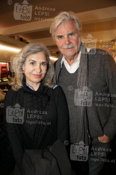 ZWEI HERREN IM ANZUG – Film Premiere 27.03.2018 | Votiv Kino | eine Familiensaga von Josef Bierbichler<br>im Bild:<br> Peter Simonischek -mit Gattin Brigitte Karner,