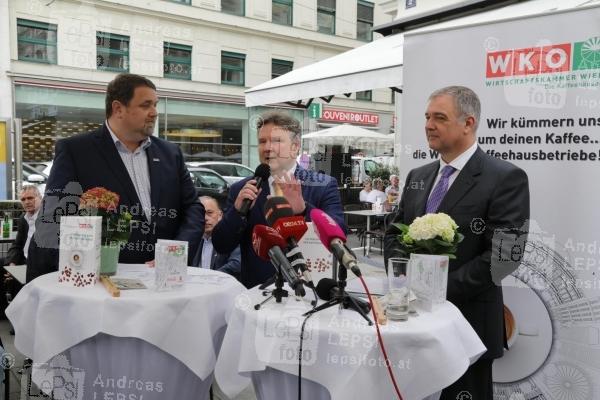 Frühlingserwachen im Schanigarten 2018 16.04.2018 | Cafe Mozart | Saison Auftakt d. WKW Wiener Kaaffeehäuser<br>im Bild:<br> Wolfgang Binder -Kaffeehaus-Obmann WKW, VBm Michael Ludwig, Walter Ruck -WKW-Präsident,