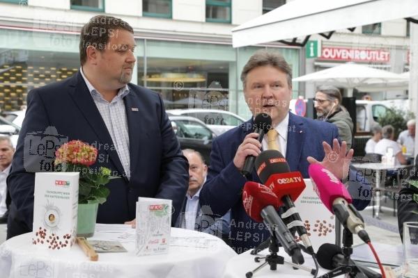 Frühlingserwachen im Schanigarten 2018 16.04.2018 | Cafe Mozart | Saison Auftakt d. WKW Wiener Kaaffeehäuser<br>im Bild:<br> Wolfgang Binder -Kaffeehaus-Obmann WKW, VBm Michael Ludwig,