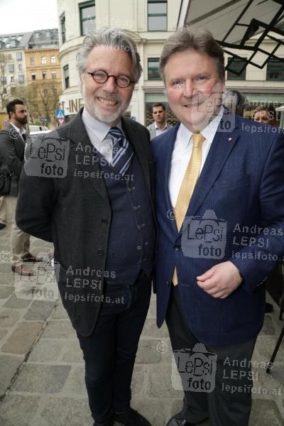 Frühlingserwachen im Schanigarten 2018 16.04.2018 | Cafe Mozart | Saison Auftakt d. WKW Wiener Kaaffeehäuser<br>im Bild:<br> Adi Hirschal, VBm Michael Ludwig,