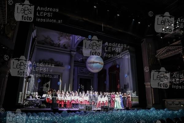 22.11.2018 |  Theater an der Wien |  Charity Gala für UNICEF Österreich | PR FelberKultur<br>im Bild:<br> Stimmung, Übersicht, Chor u. Mitwirkenede -a d Bühne