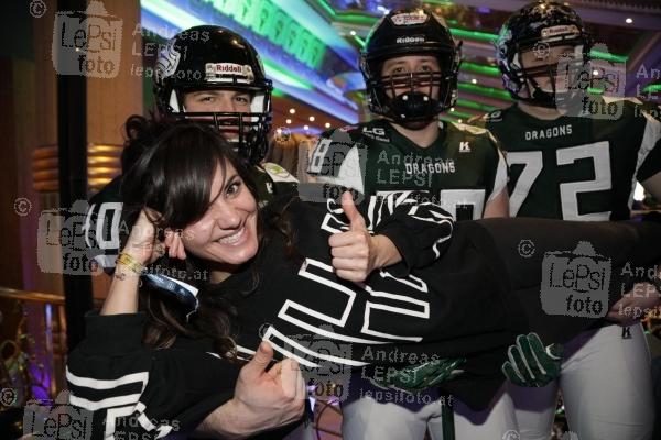 SUPERBOWL NIGHT 2019 03.02.2019 |  Admiral Arena Prater | Promis in der VIP ZONE<br>im Bild:<br>Lara Adaibat -Buchautorin, American Football-Player,