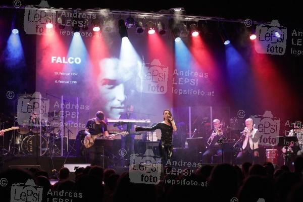29.03.2019 |  Orpheum Wien |  25 Jahre FALCO Symphonic<br>im Bild:<br> Bella Wagner, -mit d Original Falco Band, -a d Bühne,