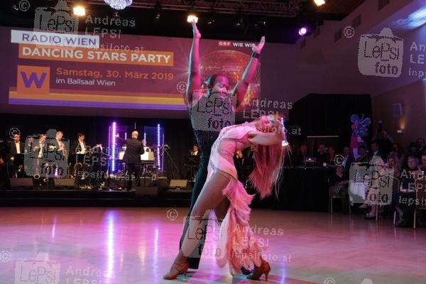 30.03.2019 |  Ballsaal Wien |  Motto: Tanzen mit den Stars <br>im Bild:<br> Soso Mugiraneza, Helene Exel, a d Tanzparkett,