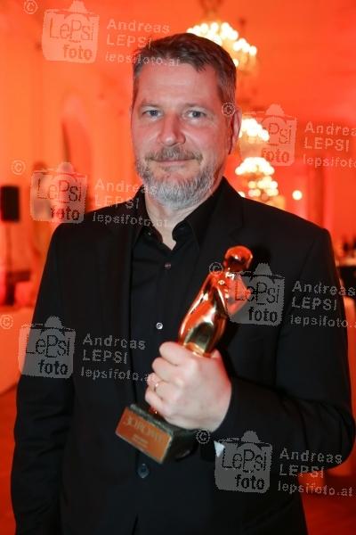 13.04.2019 |  Wiener Hofburg |  Gala-Verleihung des Fernseh-Preises von ORF u. KURIER<br>im Bild:<br> Andreas Prochaska, -mit d Award,