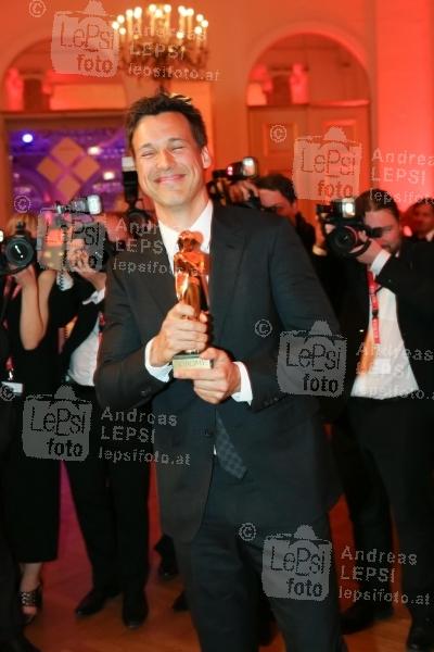 13.04.2019 |  Wiener Hofburg |  Gala-Verleihung des Fernseh-Preises von ORF u. KURIER<br>im Bild:<br> Florian David Fitz, -mit d Award,