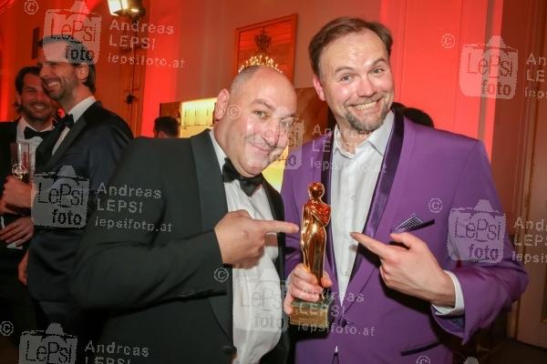13.04.2019 |  Wiener Hofburg |  Gala-Verleihung des Fernseh-Preises von ORF u. KURIER<br>im Bild:<br> Rudi Roubinek, Thomas Stipsits, -mit d Award,