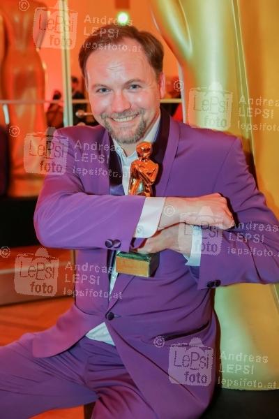 13.04.2019 |  Wiener Hofburg |  Gala-Verleihung des Fernseh-Preises von ORF u. KURIER<br>im Bild:<br> Thomas Stipsits, -mit d Award,
