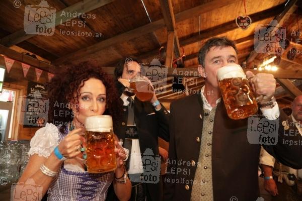 30.09.2019 |  Wiener Prater/Kaiserwiese |  Oktoberfest in Wien<br>im Bild:<br> Josef Winkler, Christina MAUSI Lugner, Karl Baron -Freiheitliche Wirtschaft Wien,